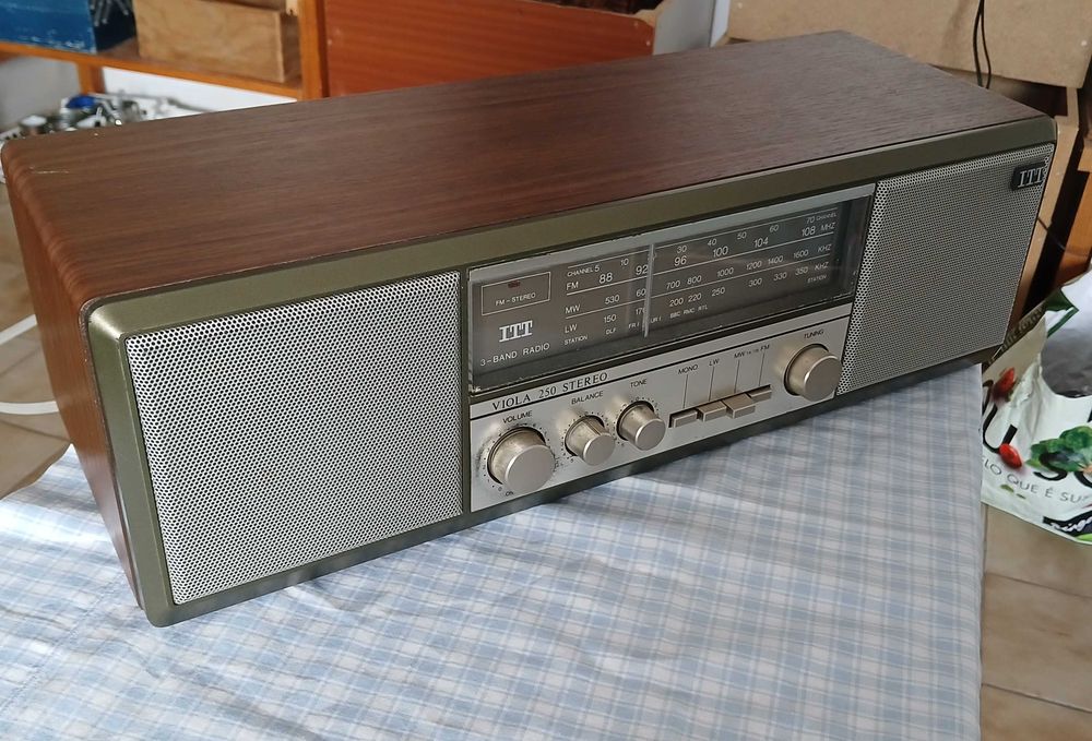 Rádio ITT modelo Viola