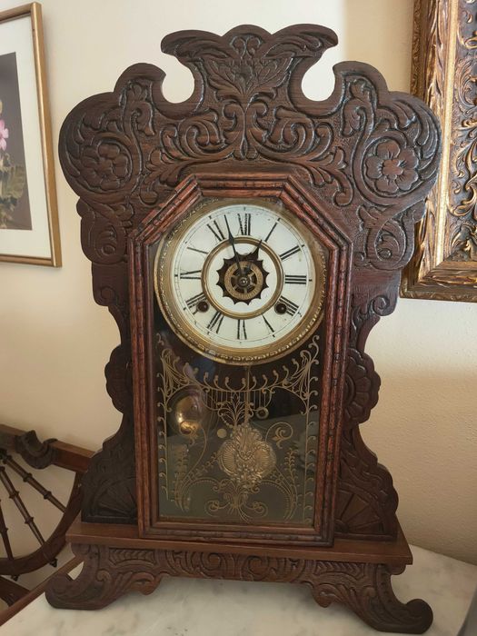 Relógios e estatuetas