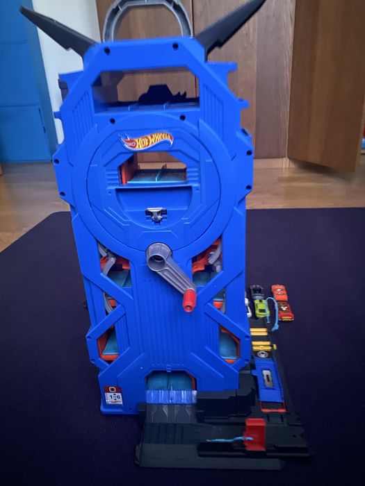 Garagem Hot Wheels com 17 carros
