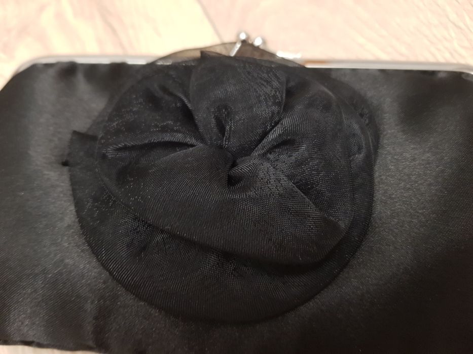 Czarna, mała, elegancka torebka z kwiatkiem