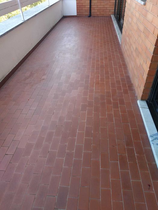 Quarto com cama de casal, terraço e marquise em frente ao IPB