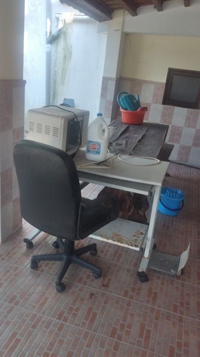 Vendo mesa de madeira com bancos corridos em conjunto com +artigos!!!!