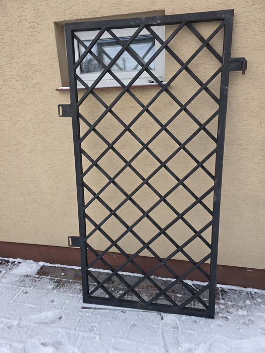 Krata zabezpieczającą drzwi. Antywłamaniowa.