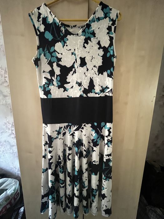 Платья, новое с биркой персиковое и есть белое в цветочек летнее