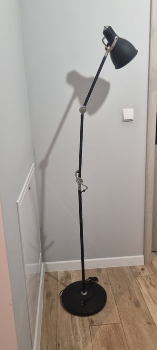 Lampa stojąca czarna 170 cm – regulowana, max 13W