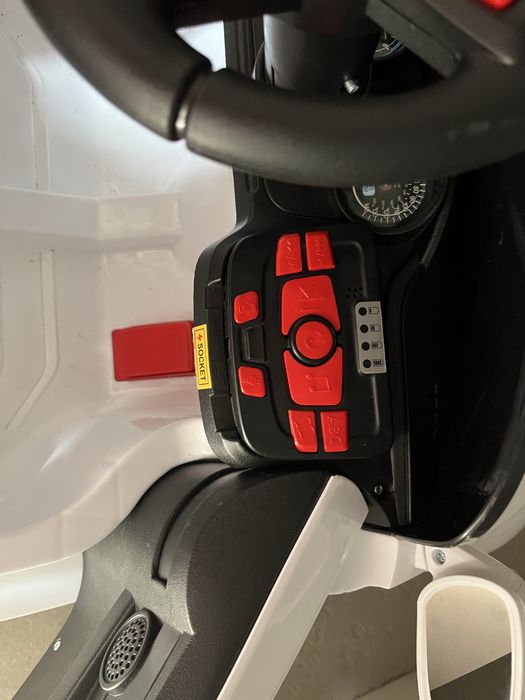 Samochód na Akumulator Auto na Akumulator Samochodzik - LED, Dźwiękami i Otwieranymi Drzwiami Pilot