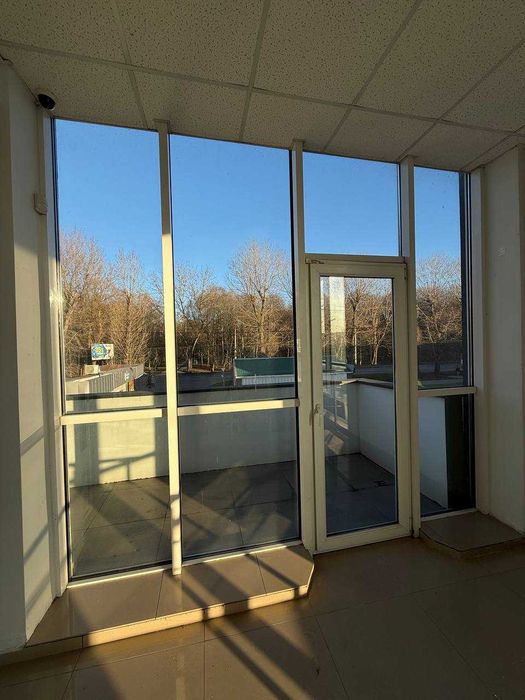 Офіс з виглядом на парк. Своя парковка, 800 долларів за м.кв.