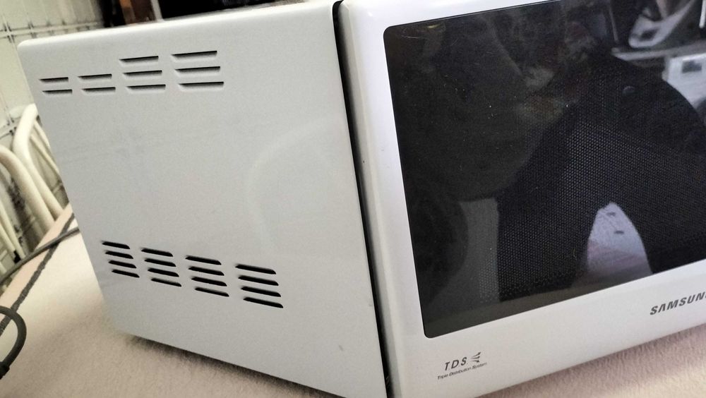 Micro-ondas Samsung GE732K - 20 L - 750 W em óptimo estado