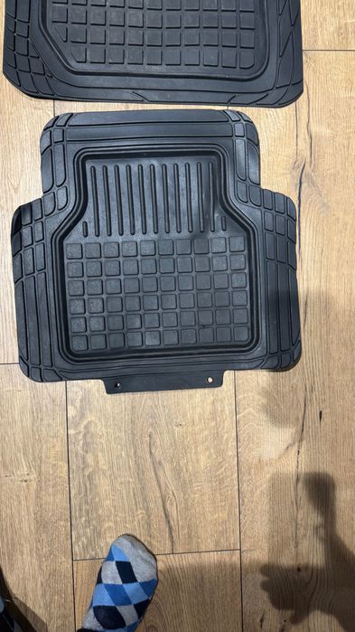 Універсальні резинові коврики в машину.