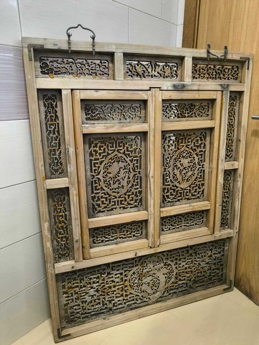 Painel de janela asiático Ler Anuncio