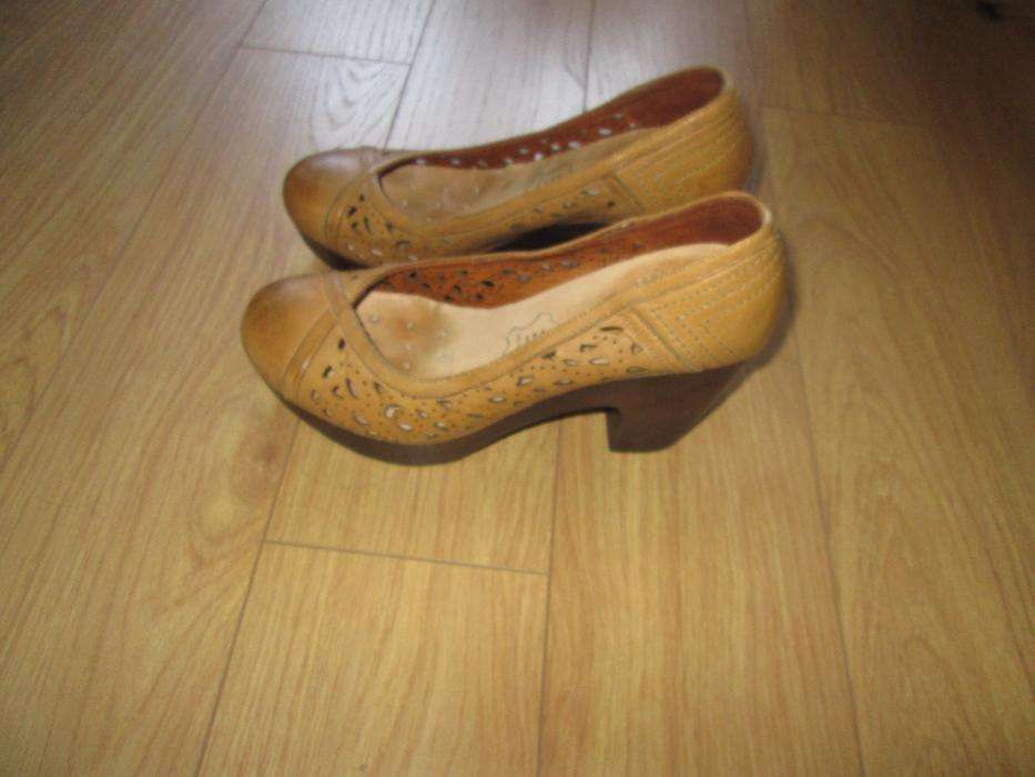 Sapatos Novos em pele