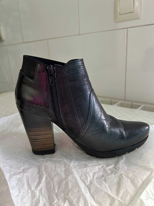 Botas de pele pretas, número 36. Bons detalhes estéticos.