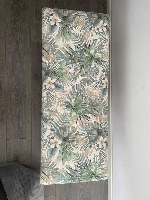 Banco Estofado Decorativo Branco com Tecido Floral/Tropical