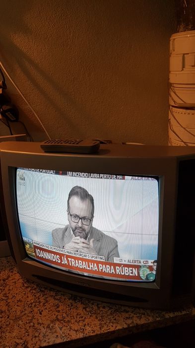 Televisão sanyo com comando