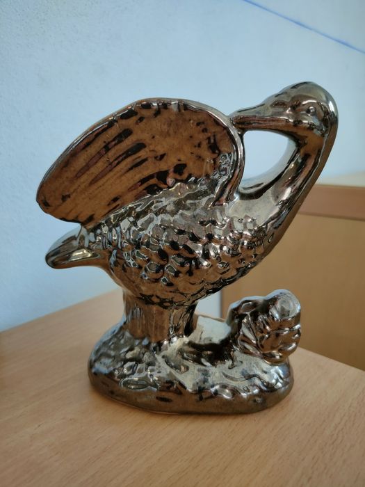 Conjunto de animais cor de bronze.