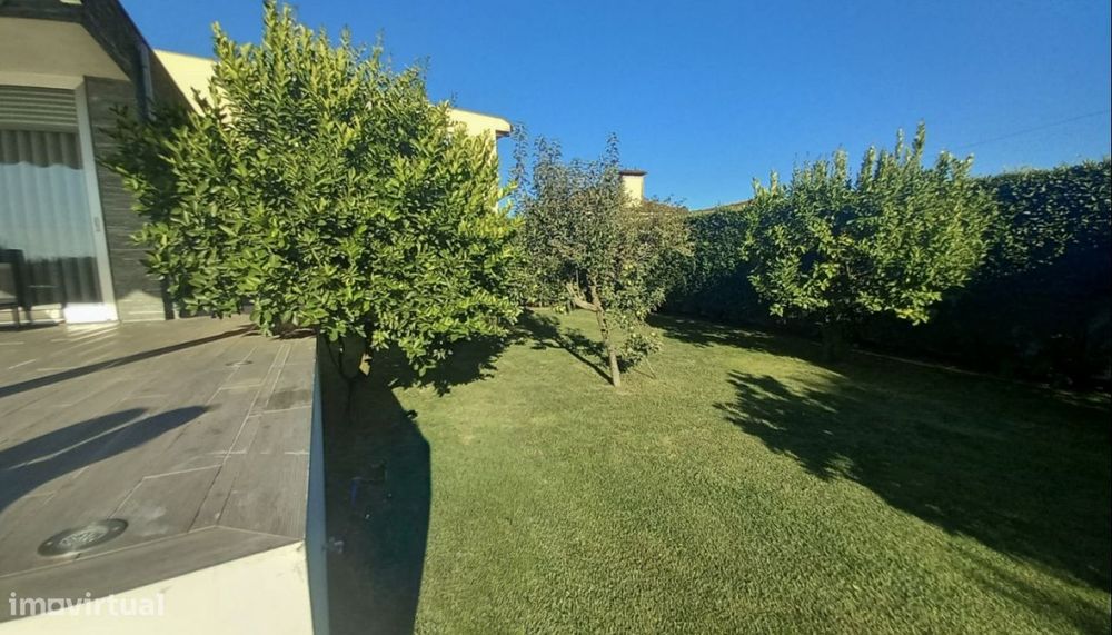 Venda de Moradia V4 individual com piscina e jardim, em Cristelo, Barc