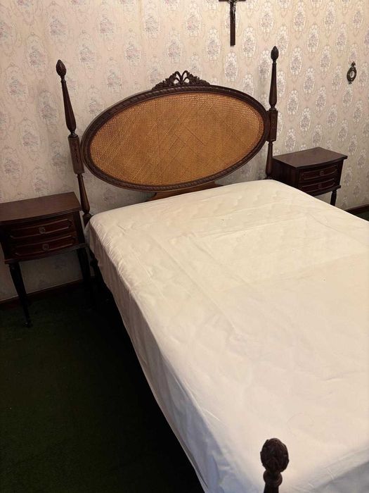 Mobilia de Quarto - Cama e 2 mesas de cabeceira