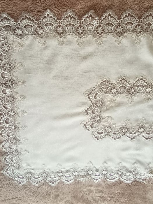 Elegancki obrus zdobiony gipiurą w kolorze ecru