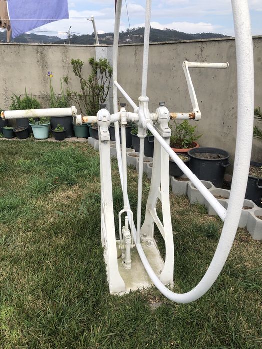 Bomba de agua manual Antiga em ferro  da para tirar dos dois lados