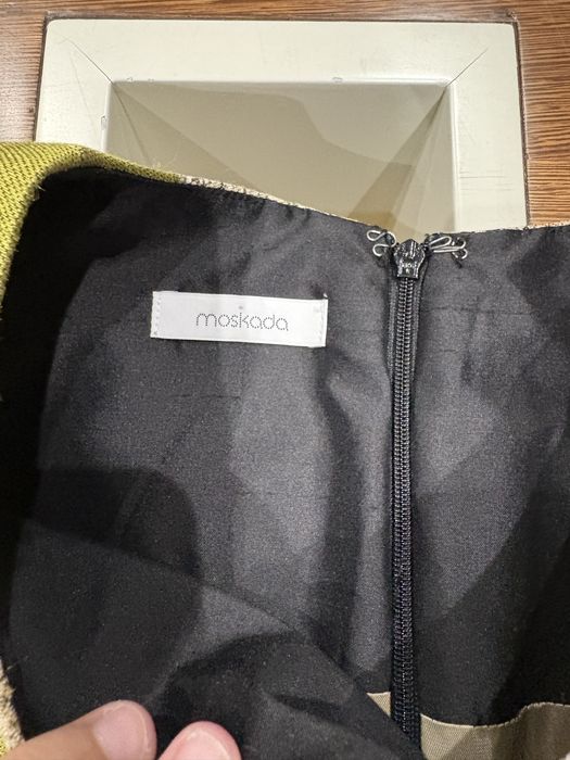 Conjunto vestido e casaco com padrões decorativos