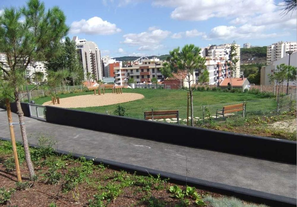 T2 em Algés remodelado com vidros duplos e duas varandas