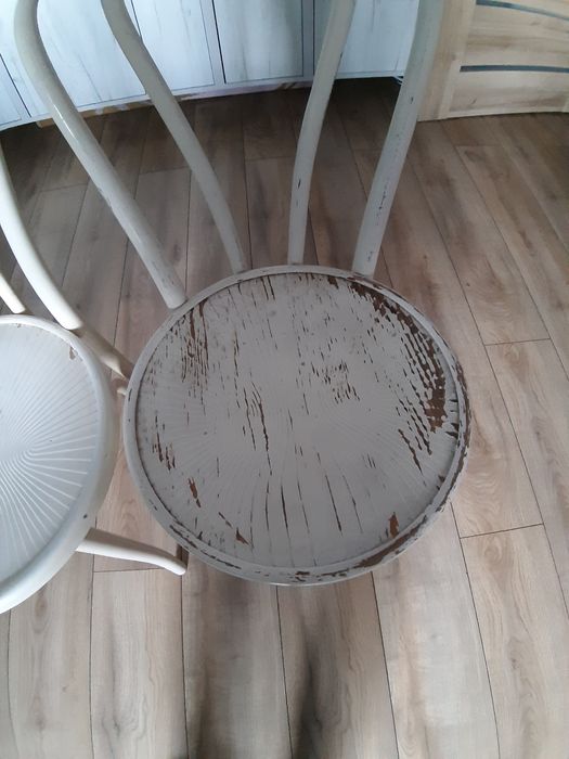 Dwa białe krzesła prl