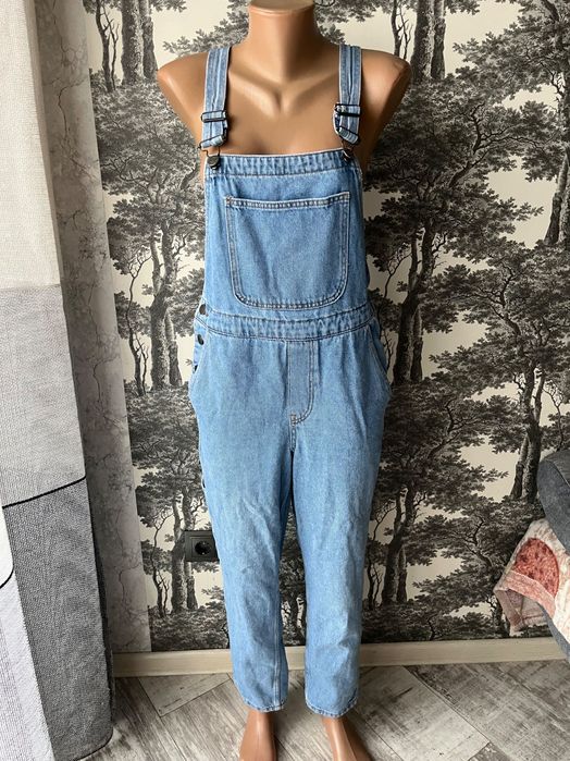 Жіночий джинсовий комбінезон