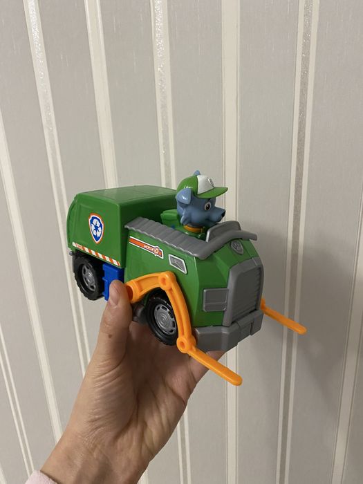 Роккі з машикою щегячий патруль