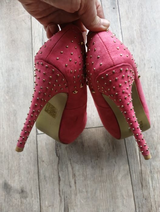 Buty na ukrytej platformie