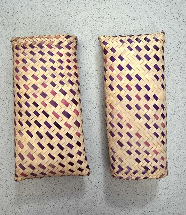 Bolsa pequena com padrão em tons de roxo/lilás