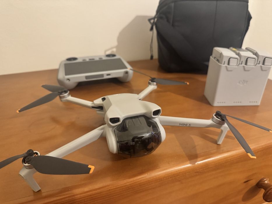 Drone DJI Mini 3 + DJI RC (com ecrã) + Kit fly more
