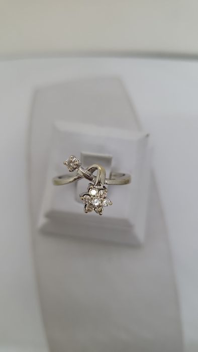 Золота каблучка з діамантами