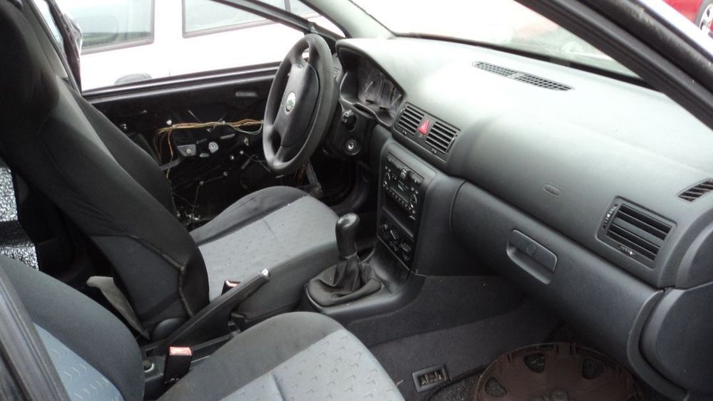 Skoda Octavia Combi 1.6i 2001 - Para Peças