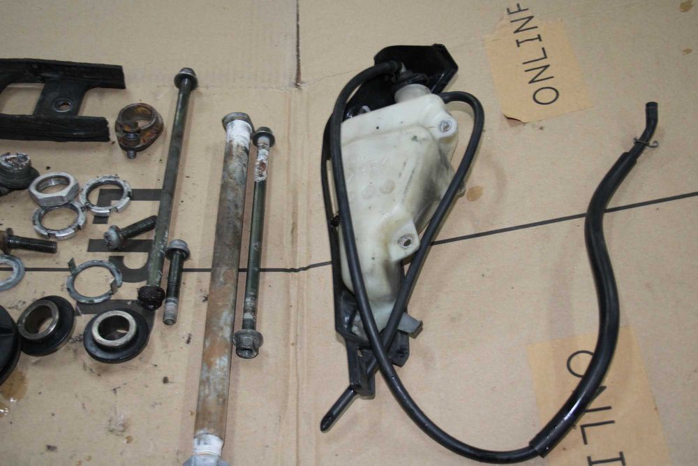 Śruby Szpilki Silnika Oś Crash Pad Ślizg Yamaha R6 RJ05 RJ09 5SL 03-05