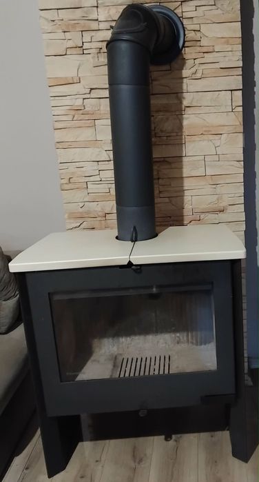 Kominek wolnostający z rurą