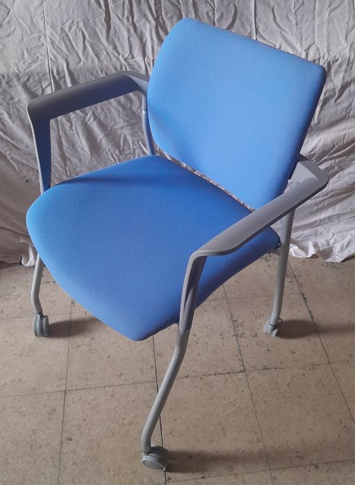 Cadeiras azuis com rodas