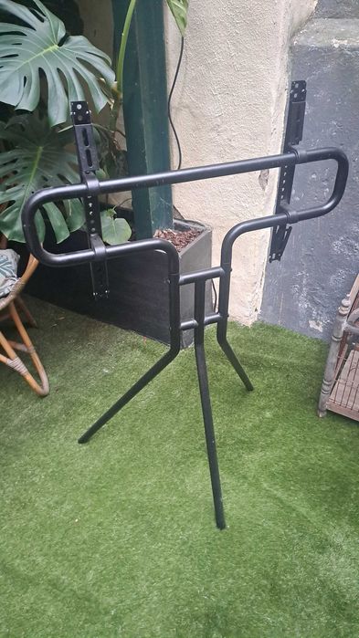 Suporte tripé  em metal para televisão
