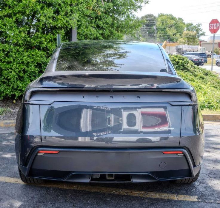 Tesla Model Y Long Range      2026