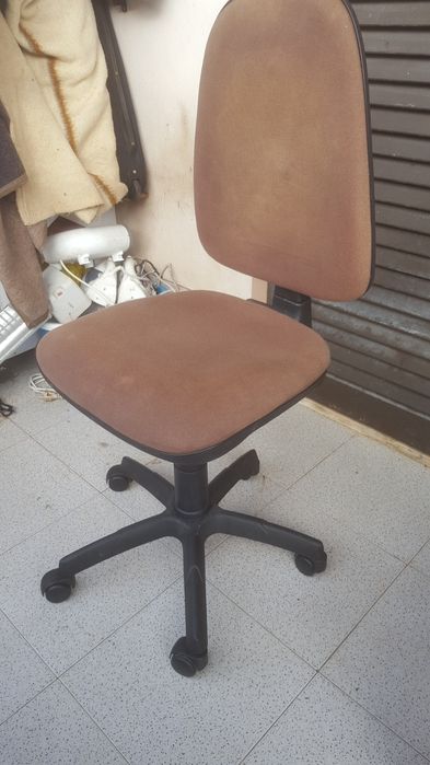 Cadeira  para escritório  ou está  no computador