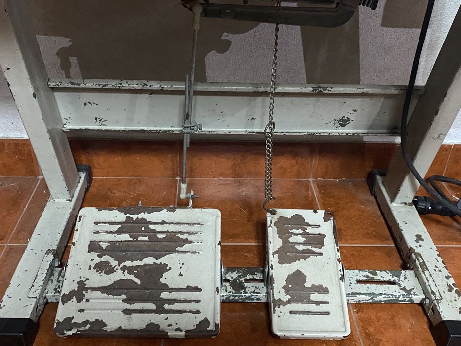 Máquina de corta e cose “ willcox & Gibbs “