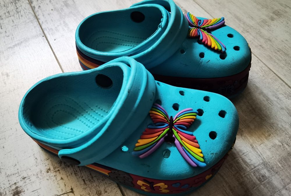 Klapki, buty a la Crocs 23