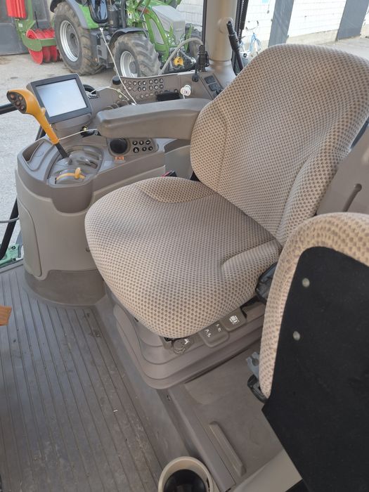 John Deere 6215R