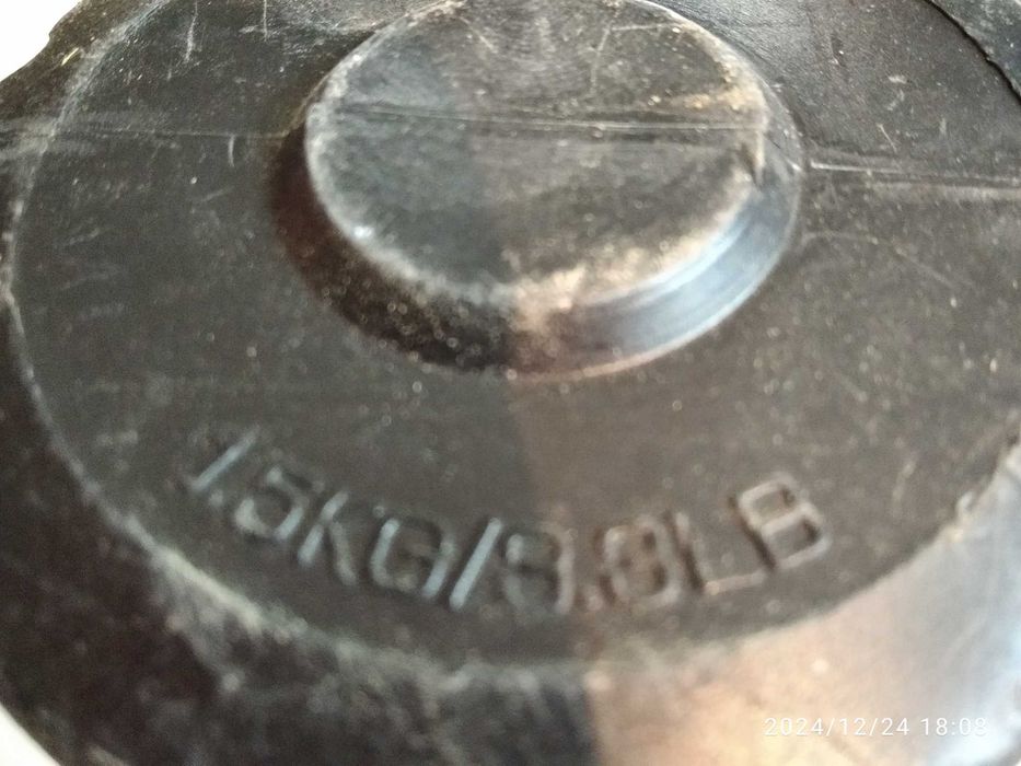 Гантеля 1.5 кг одна.