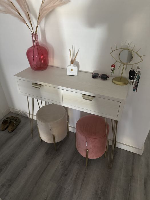 Movel de entrada com 2 puffs