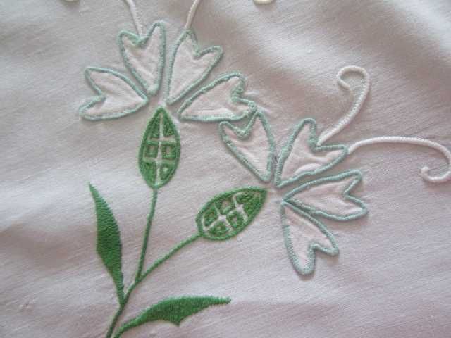 Dois Panos de Tabuleiro Bordados