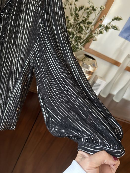 Camisa preta as riscas e com missangas