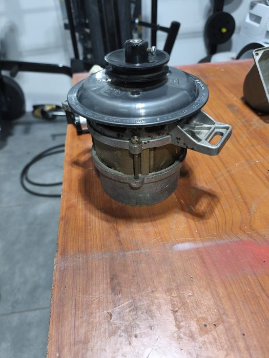 Silnik elektryczny wraz z wyłącznikiem czasowym i kondensatorem.