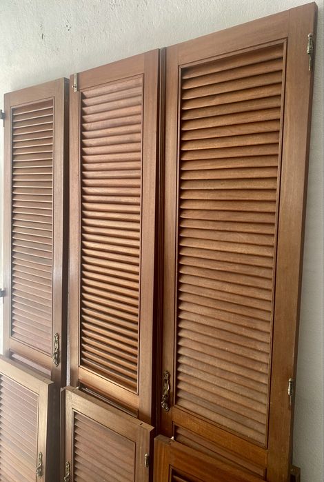 Conjunto de portas venezianas em mogno maciço com ferragens