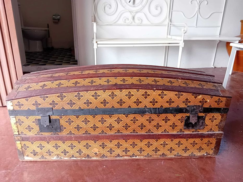 Baú antigo de madeira