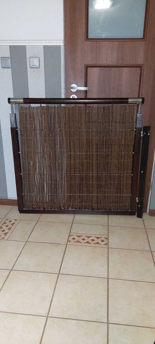 Bramka zabezpieczająca drewniano-metalowa na schodach